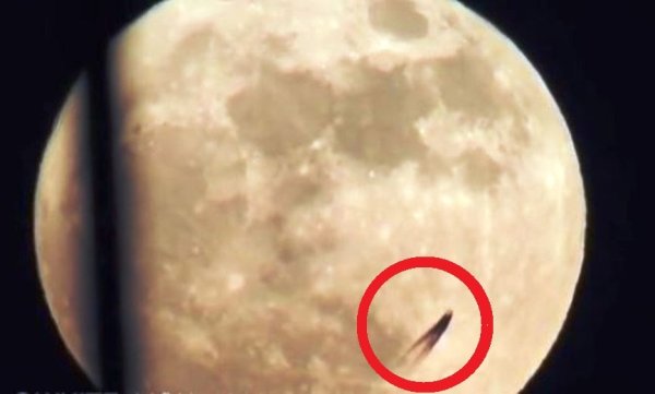 НЛО возле Луны