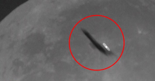 НЛО возле Луны
