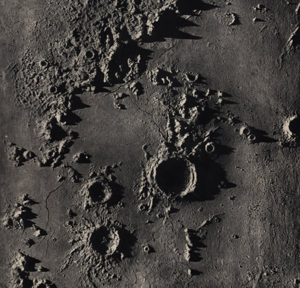 Поверхность с кратерами