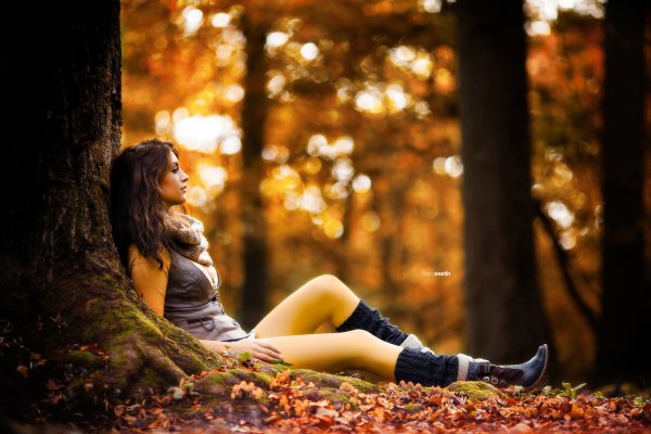 Девушка в лесу осень