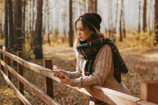 Девушка в осеннем лесу