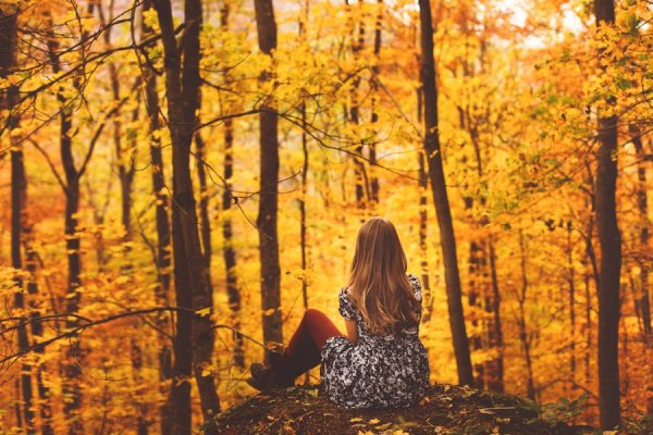 Девушка осенью со спины