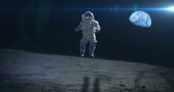 Космонавт прыгает на Луне
