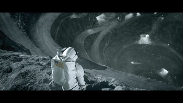 Космонавт прыгает на Луне