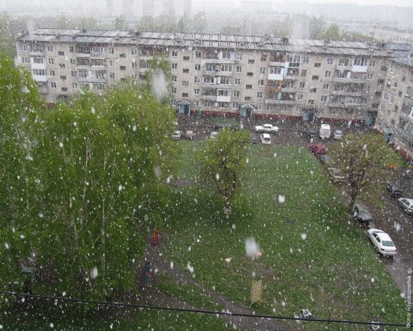 Снег летом в России