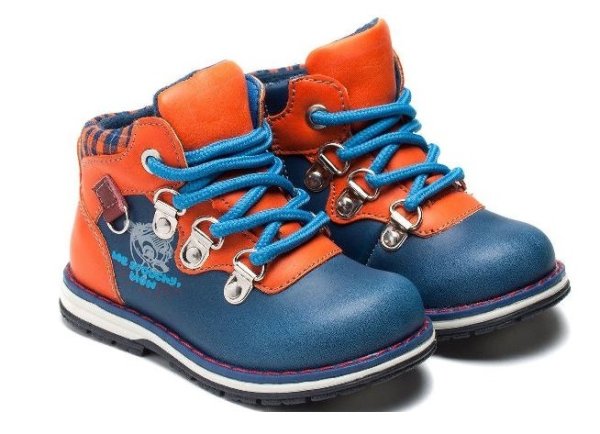 Ботинки на белом фоне