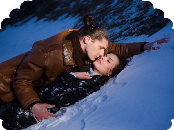 Влюбленные валяются в снегу