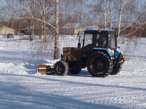 Трактор МТЗ 82 убирает снег