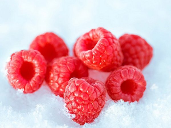 Снег с ягодами малины