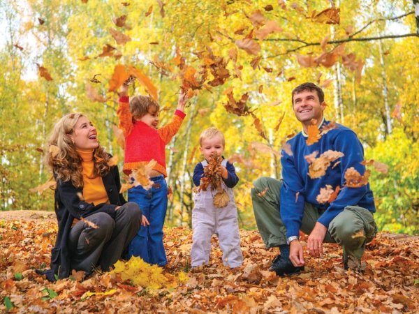 Семья в осеннем парке