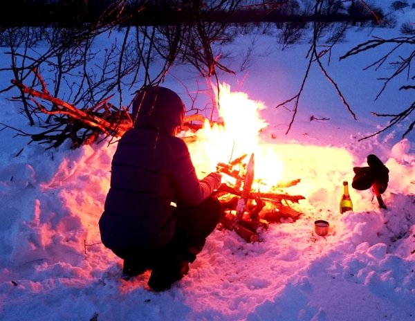 Костер в зимнем лесу