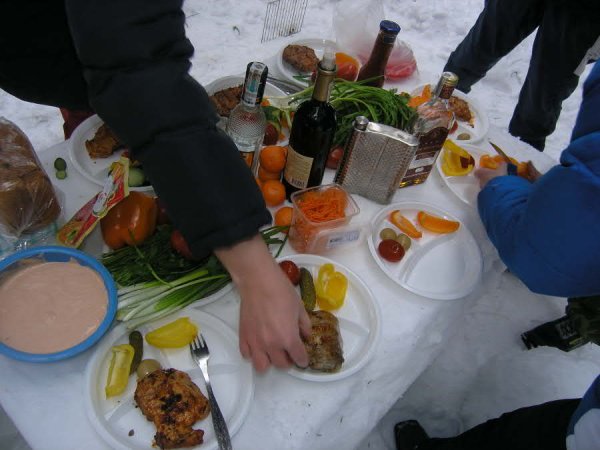 Застолье на природе зимой