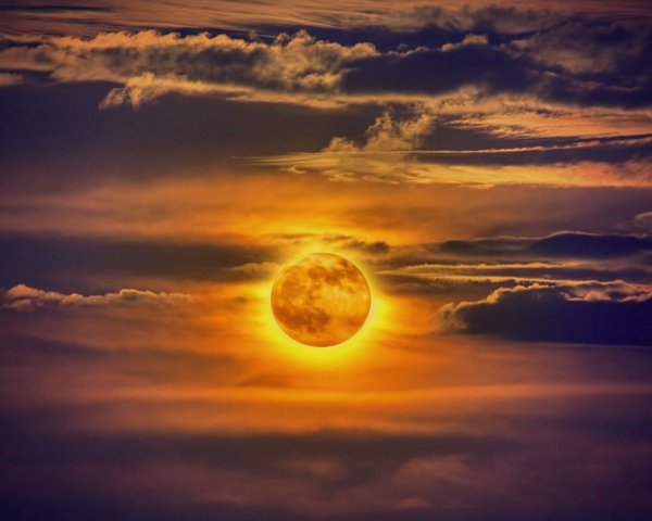 Луна на рассвете