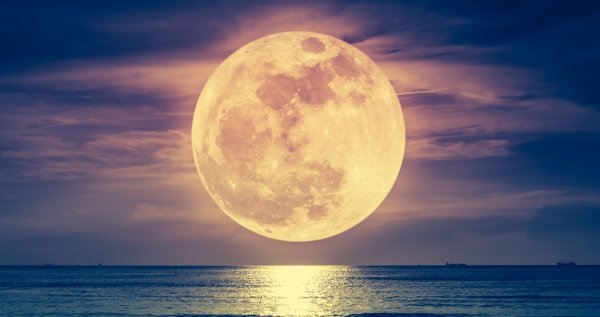 Луна и море