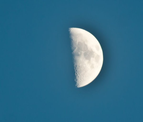 Половинка Луны ночью