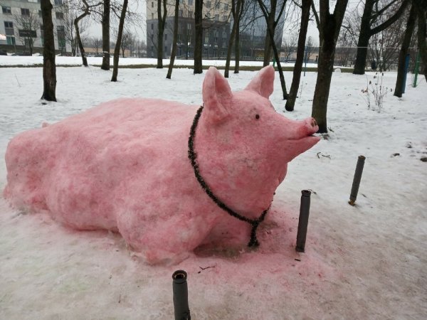 Поросенок из снега