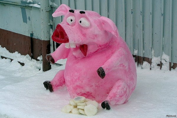 Фигуры из снега свинья
