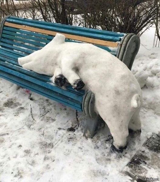 Снеговик свинья на скамейке