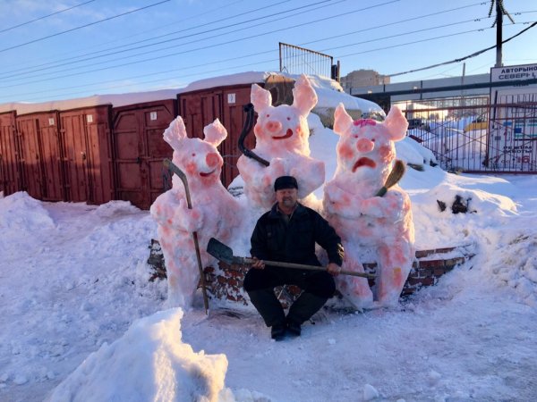 Снежная фигура поросенка
