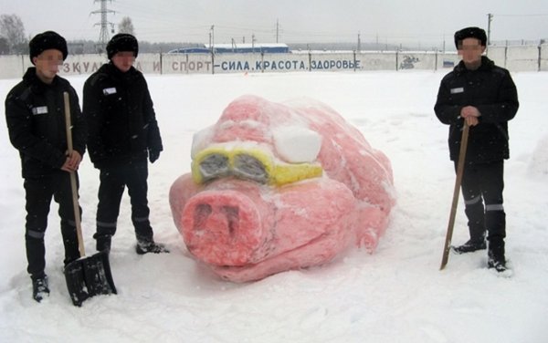 Фигуры из снега свинья