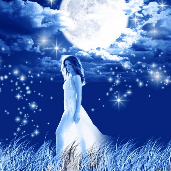 Красавица на фоне Луны