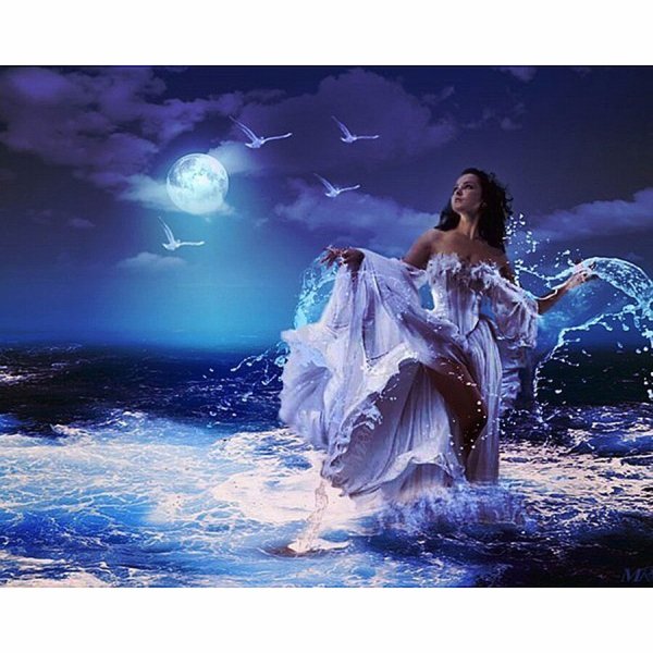 Девушка в волнах моря