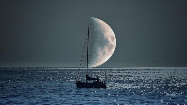 Луна и море