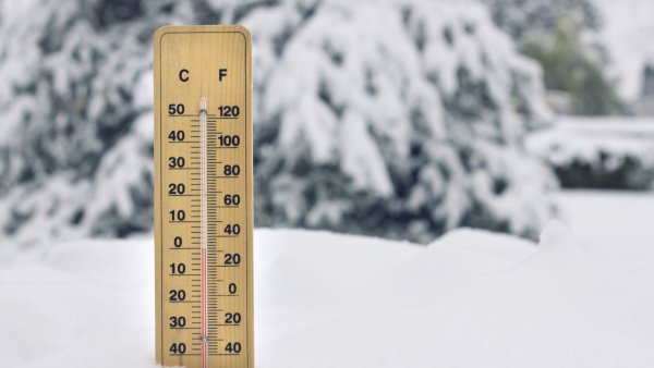 Градусник в снегу