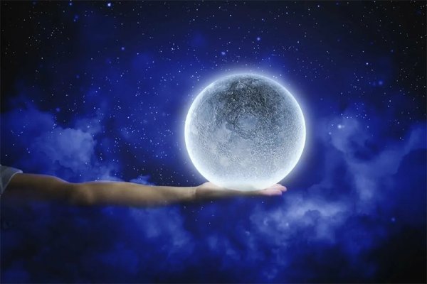 Девушка держит луну