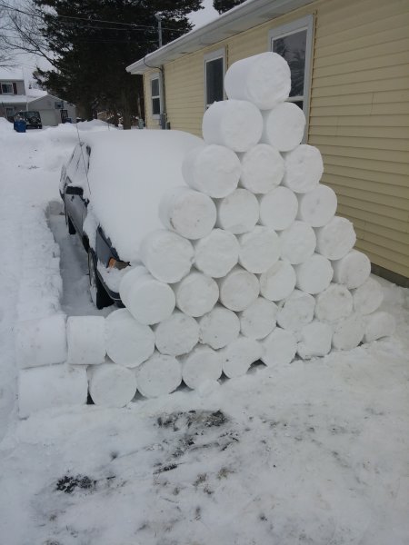 Ведро из снега