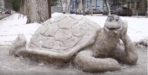 Снежная фигура черепаха