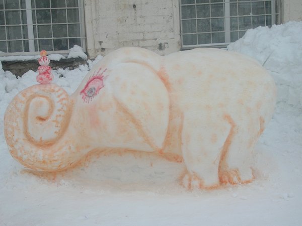 Снежная фигура черепаха