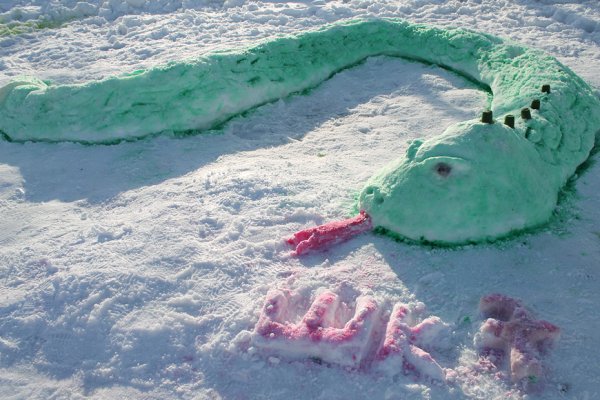 Змея из снега