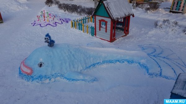 Кит из снега на участке детского