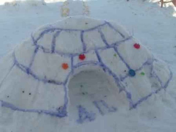 Трон из снега в детском саду