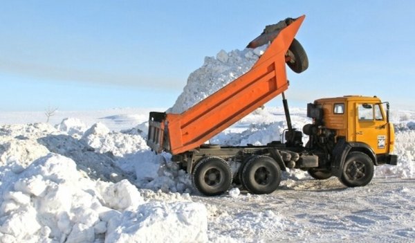 Самосвал КАМАЗ 55111 со снегом