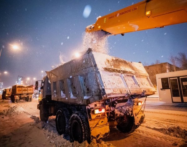 КАМАЗ 5350 вывозят снег