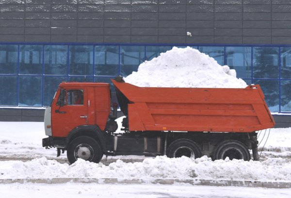 МАЗ вывозит снег