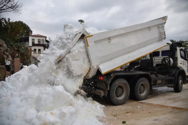 Фура в снегу