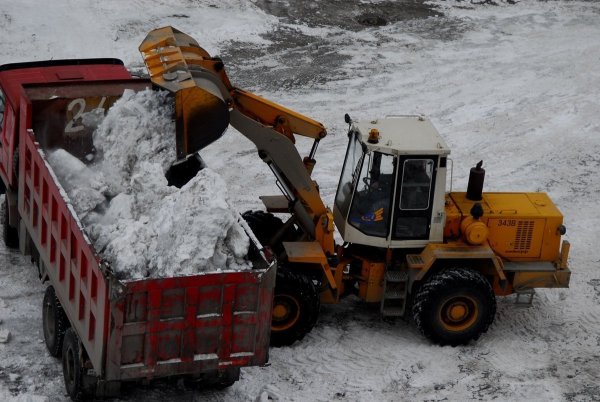 Уборка снега самосвал