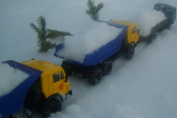 Самосвал со снегом