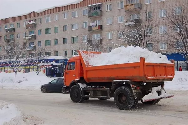 КАМАЗ везет снег