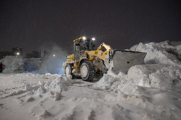 Самосвалы уборка снега на Хайвей видео