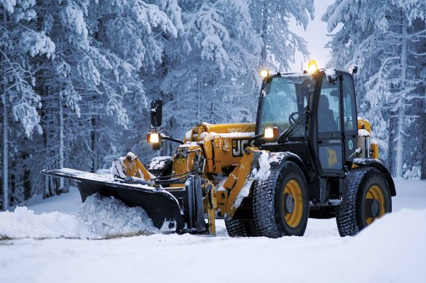 Экскаватор погрузчик JCB уборка снега