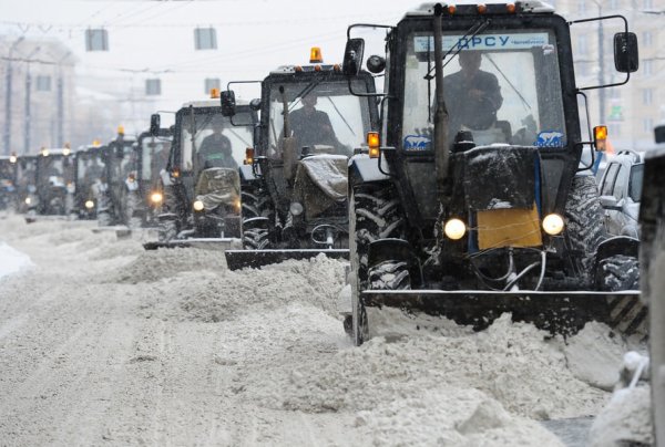 Трактор МТЗ 82 убирает снег
