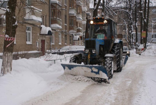 Очистка от снега трактором