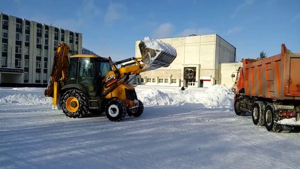 Экскаватор погрузчик JCB уборка снега