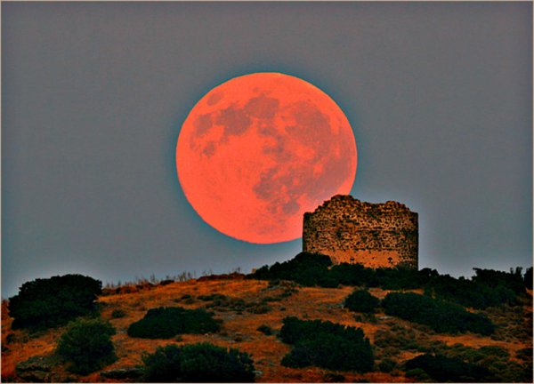 Большая красная Луна