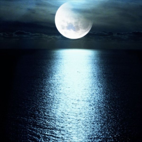 Отражение Луны в воде