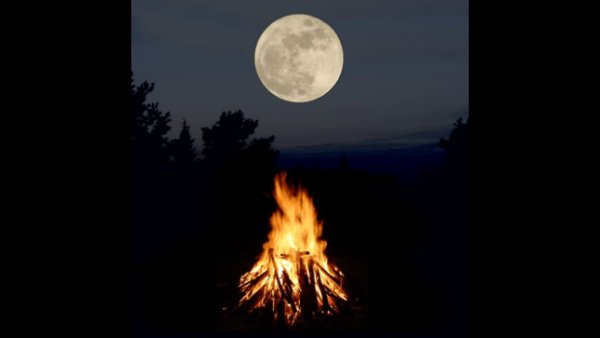 Ночь Луна костер
